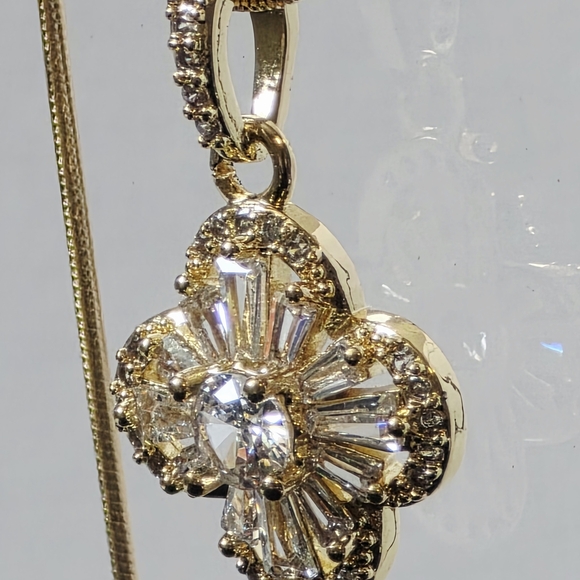 N0008 New Elegant Gold Flower Pendant Necklace - Picture 5 of 14